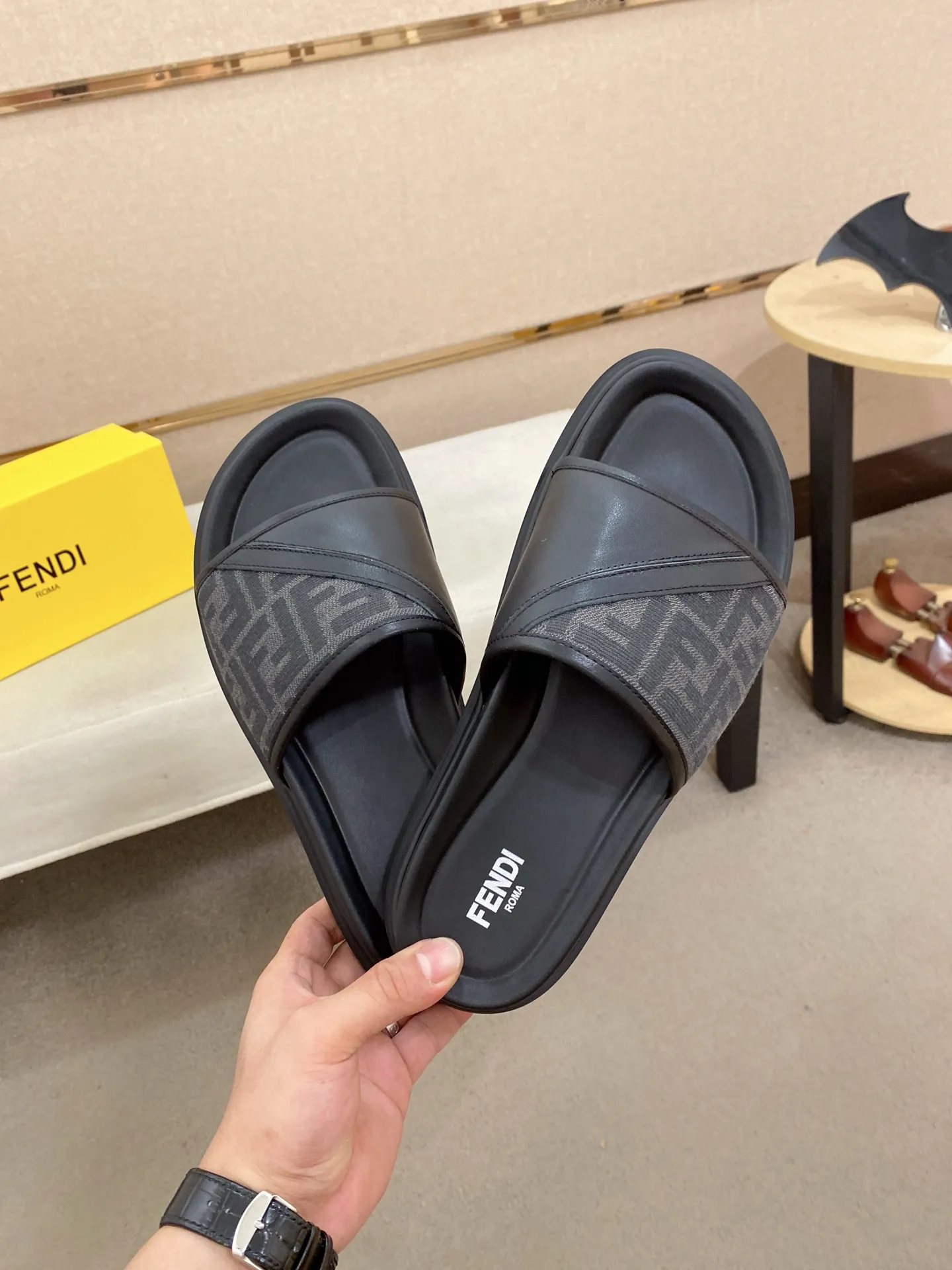 Factory price: 320💰 [Fendi Slippers] High-end brand of men's shoes, official website 1:1 latest masterpiece: original mold customization, the fabric is made of imported original materials, upgraded outsole, lighter and non-slip. The market's top quality, simple yet tasteful, a must-have for fashionistas, fashionable at your feet, full of confidence, the same style at the counter 👍The season of summer slippers is here. Code: 38-44 (45 is custom-made and cannot be returned or exchanged)